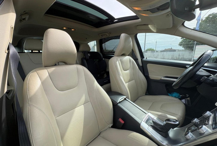 Volvo XC60 PHASE 2 D4 2.0 TDI FWD GEARTRONIC 190 MOMENTUM / TOIT OUVRANT / GARANTIE 12 MOIS