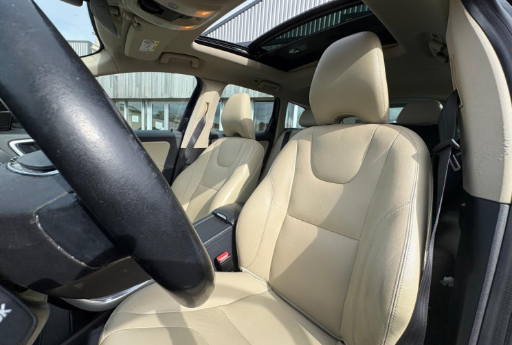 Volvo XC60 PHASE 2 D4 2.0 TDI FWD GEARTRONIC 190 MOMENTUM / TOIT OUVRANT / GARANTIE 12 MOIS