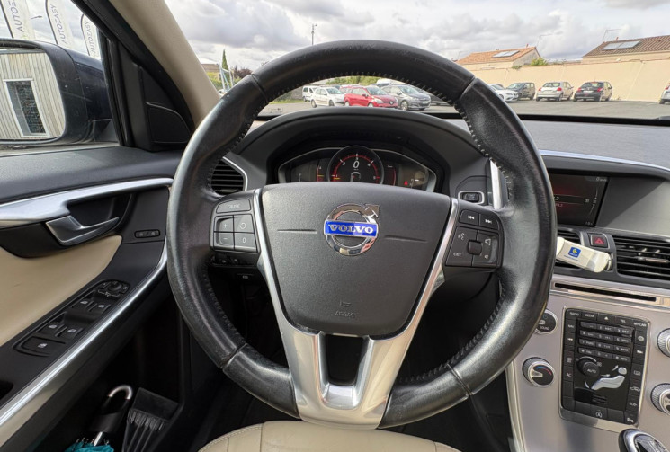 Volvo XC60 PHASE 2 D4 2.0 TDI FWD GEARTRONIC 190 MOMENTUM / TOIT OUVRANT / GARANTIE 12 MOIS