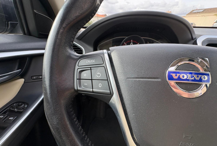 Volvo XC60 PHASE 2 D4 2.0 TDI FWD GEARTRONIC 190 MOMENTUM / TOIT OUVRANT / GARANTIE 12 MOIS
