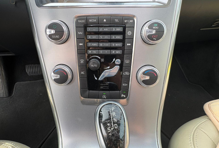Volvo XC60 PHASE 2 D4 2.0 TDI FWD GEARTRONIC 190 MOMENTUM / TOIT OUVRANT / GARANTIE 12 MOIS