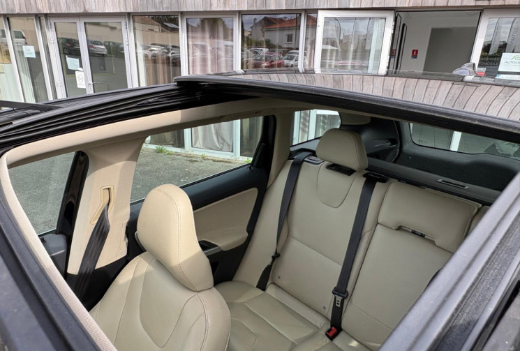Volvo XC60 PHASE 2 D4 2.0 TDI FWD GEARTRONIC 190 MOMENTUM / TOIT OUVRANT / GARANTIE 12 MOIS