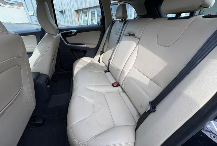 Volvo XC60 PHASE 2 D4 2.0 TDI FWD GEARTRONIC 190 MOMENTUM / TOIT OUVRANT / GARANTIE 12 MOIS