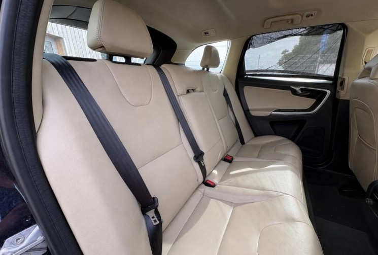 Volvo XC60 PHASE 2 D4 2.0 TDI FWD GEARTRONIC 190 MOMENTUM / TOIT OUVRANT / GARANTIE 12 MOIS