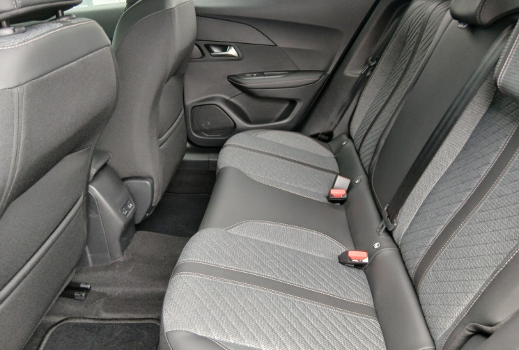 Peugeot 2008  Phase 2 1.2 THP ALLURE / SEULEMENT 700KMS !!!