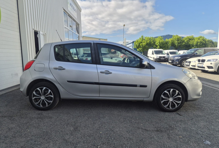 Renault Clio III Phase 2 1.2 I * 75 cv * CARPLAY * GPS * IDEAL JEUNE PERMIS * CLIM *