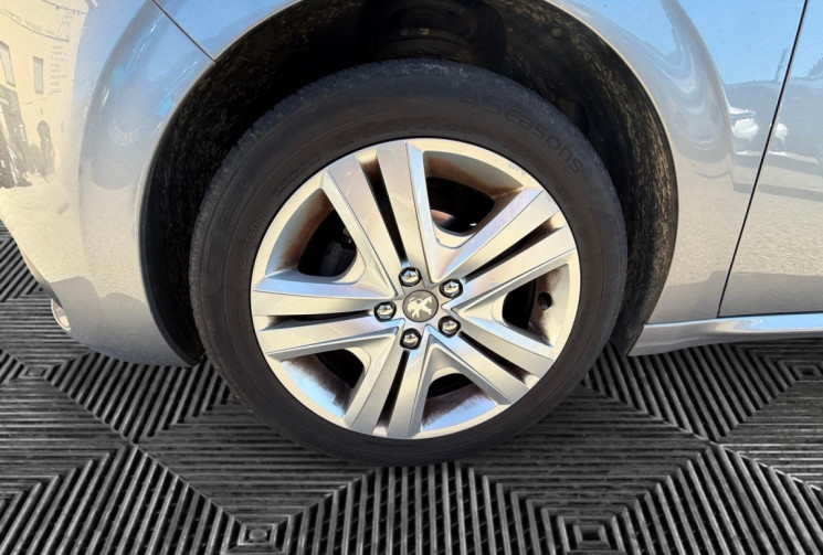 Peugeot 208 1.2 / 82 CH / SIGNATURE / DISTRIB A JOUR