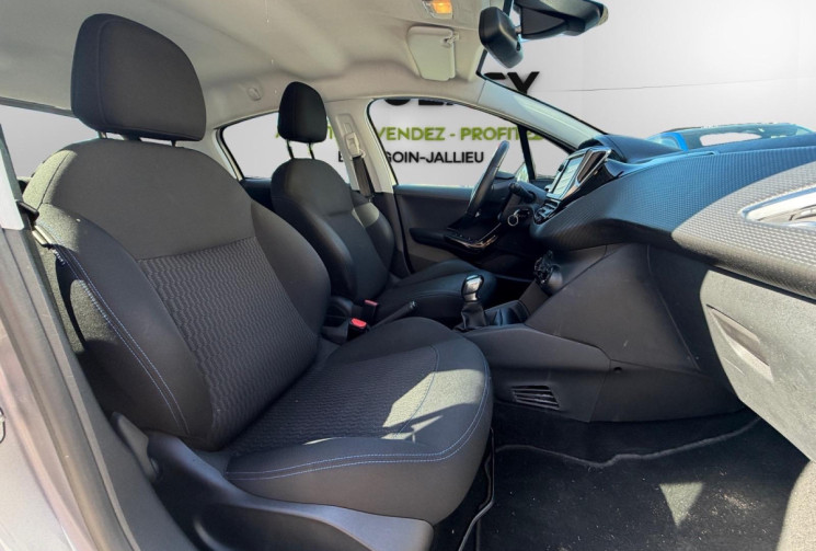 Peugeot 208 1.2 / 82 CH / SIGNATURE / DISTRIB A JOUR