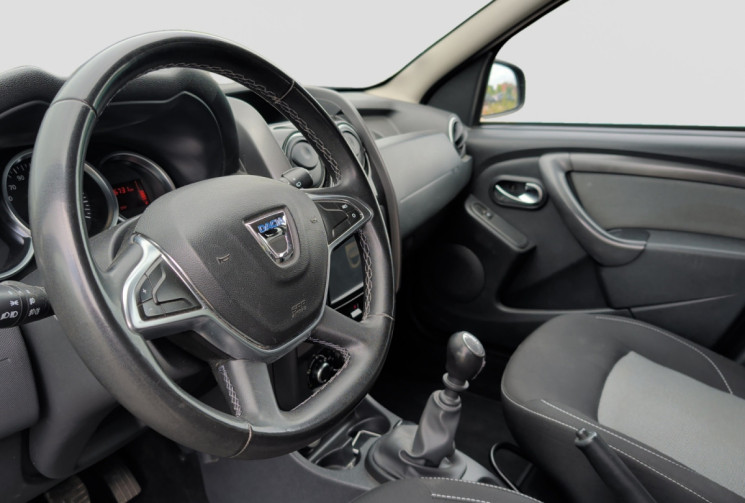 Dacia Duster TCE 125 cv 4wd 4X4 black touch / attelage / camera / clim / regulateur / gps / Bluetoot
