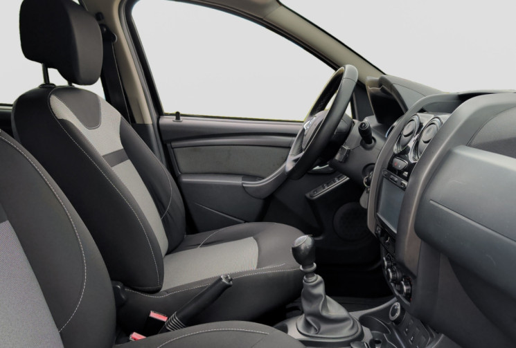 Dacia Duster TCE 125 cv 4wd 4X4 black touch / attelage / camera / clim / regulateur / gps / Bluetoot