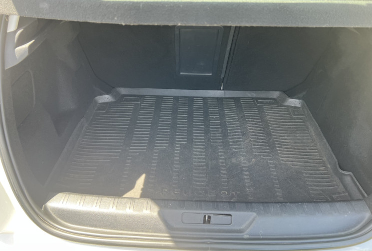 Peugeot 308 II (T9) 1.2 i 130 cv EAT6 Boîte auto ALLURE