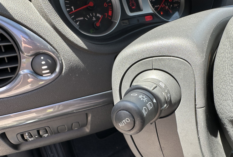 Renault Clio 1.2 16v 100 ch TomTom 5 portes / 1ER MAIN / ENTRETIEN OK / COURROIE OK