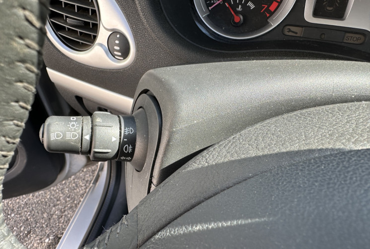 Renault Clio 1.2 16v 100 ch TomTom 5 portes / 1ERE MAIN / ENTRETIEN OK / COURROIE OK