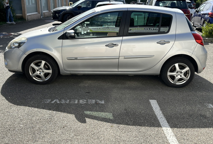 Renault Clio 1.2 16v 100 ch Dynamique 5 portes / ENTRETIEN OK / COURROIE OK