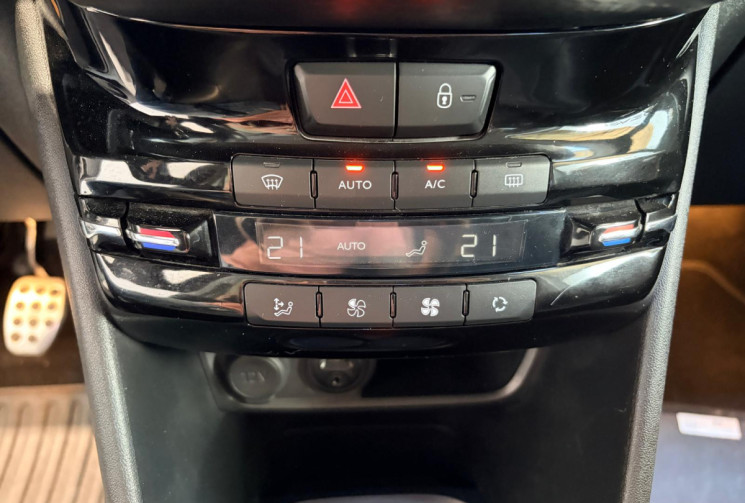 Peugeot 208 GT LINE  110cv / 1er MAIN / DISTRI OK / Entretiens sur factures OK