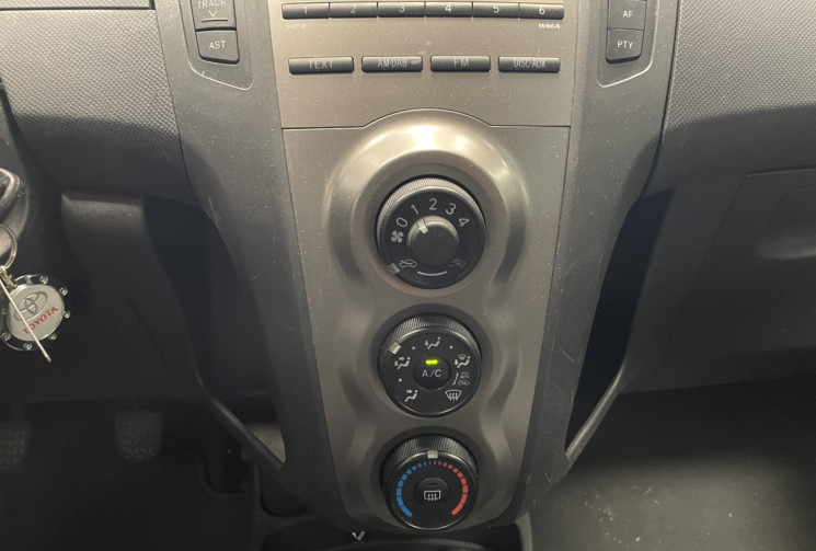 Toyota Yaris 100 VVT-I CONFORT / 1er main