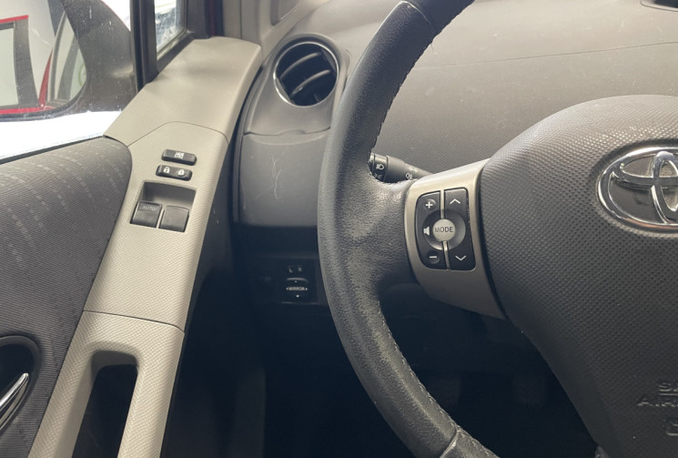 Toyota Yaris 100 VVT-I CONFORT / 1er main