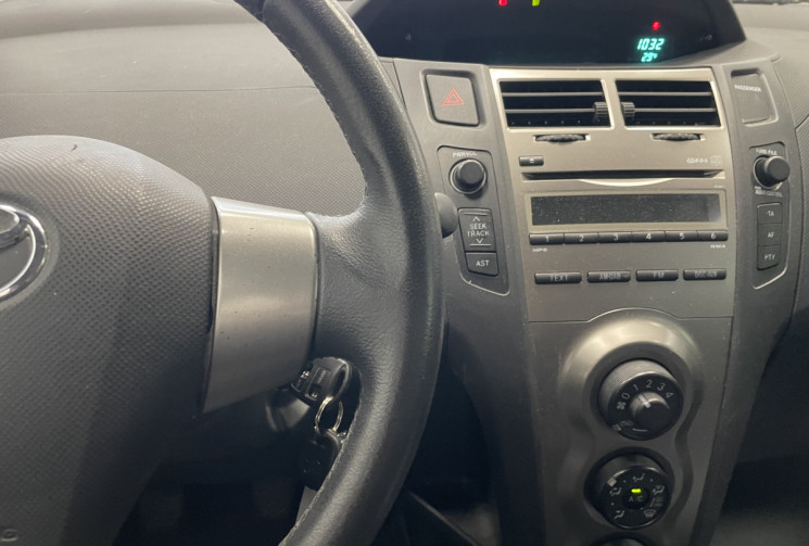 Toyota Yaris 100 VVT-I CONFORT / 1er main