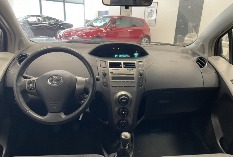 Toyota Yaris 100 VVT-I CONFORT / 1er main