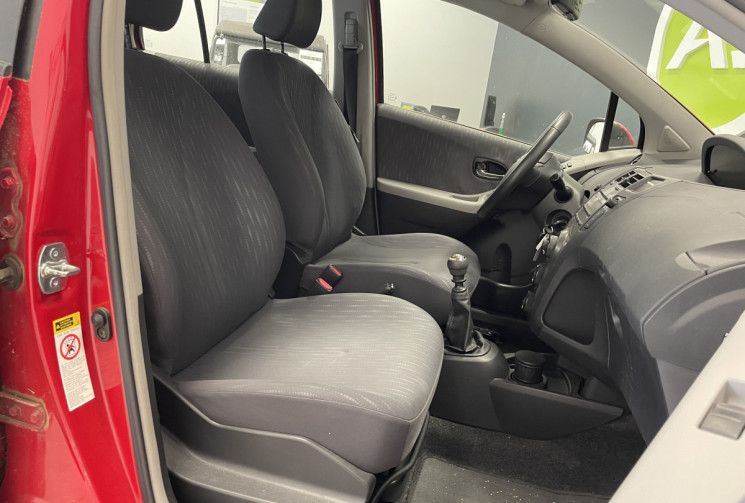 Toyota Yaris 100 VVT-I CONFORT / 1er main