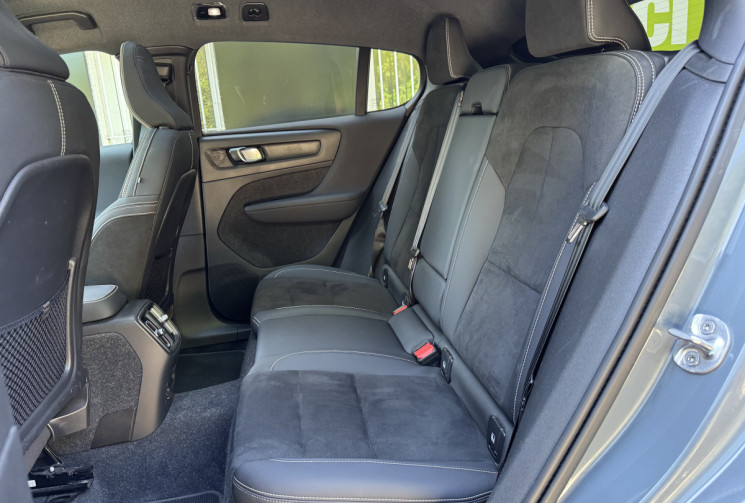 Volvo C40 Recharge Twin 408 ch Ultimate AWD / Toit Panoramique / Siège et volant chauffant / Carplay