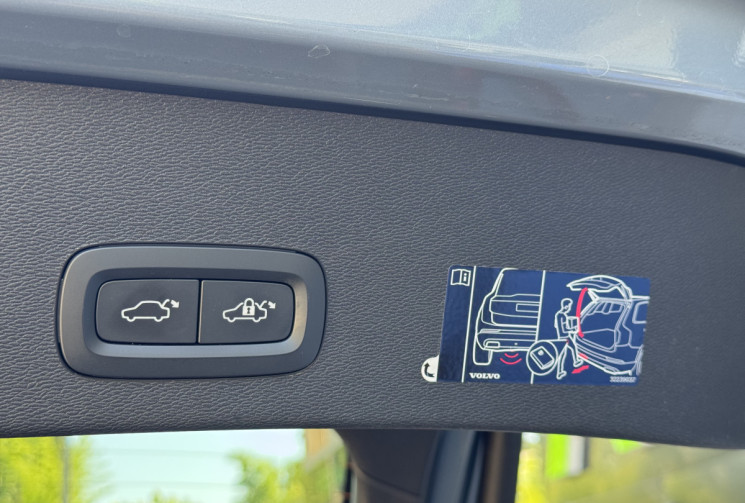 Volvo C40 Recharge Twin 408 ch Ultimate AWD / Toit Panoramique / Siège et volant chauffant / Carplay