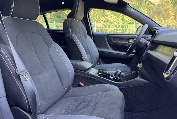 Volvo C40 Recharge Twin 408 ch Ultimate AWD / Toit Panoramique / Siège et volant chauffant / Carplay