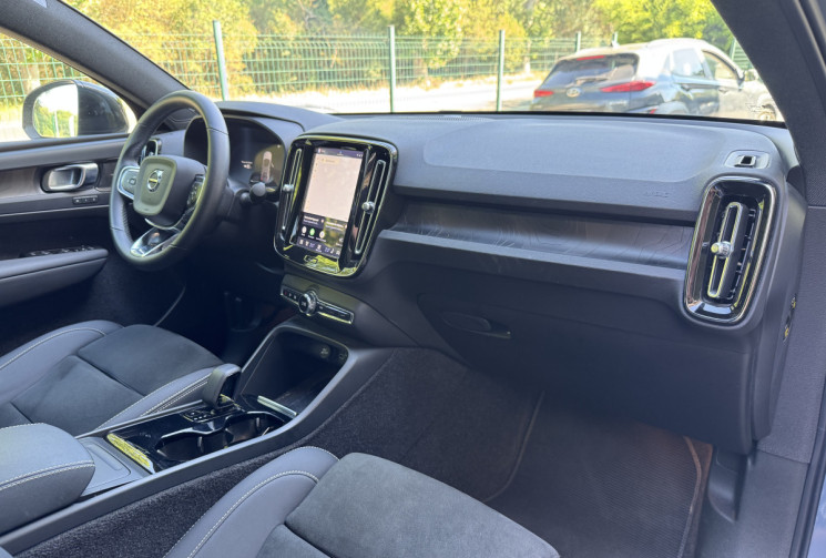 Volvo C40 Recharge Twin 408 ch Ultimate AWD / Toit Panoramique / Siège et volant chauffant / Carplay