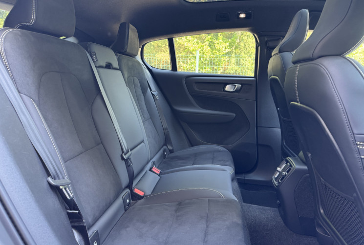 Volvo C40 Recharge Twin 408 ch Ultimate AWD / Toit Panoramique / Siège et volant chauffant / Carplay