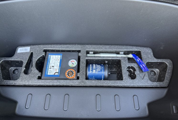 Volvo C40 Recharge Twin 408 ch Ultimate AWD / Toit Panoramique / Siège et volant chauffant / Carplay