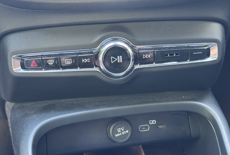 Volvo C40 Recharge Twin 408 ch Ultimate AWD / Toit Panoramique / Siège et volant chauffant / Carplay