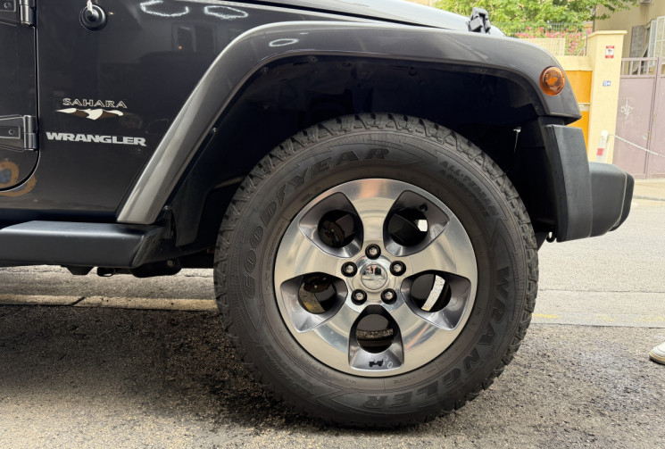 Jeep Wrangler 2.8 CRD 16V 4WD S&S 200 cv Boîte auto / SAHARA