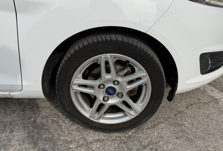 Ford Fiesta 1.5 TDCI 75 Titanium 5 Portes  / 2ème Main / Climatisation 