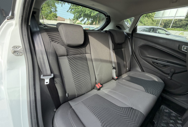 Ford Fiesta 1.5 TDCI 75 Titanium 5 Portes  / 2ème Main / Climatisation 