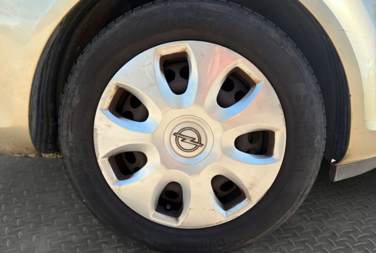 Opel Corsa 1.2 i 16v twinport 80ch