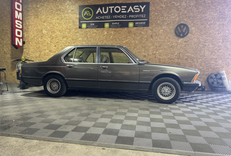 BMW SERIE 7 BMW 728 Carburateur – Édition rare de collection (1978 / immatriculée 1980)
