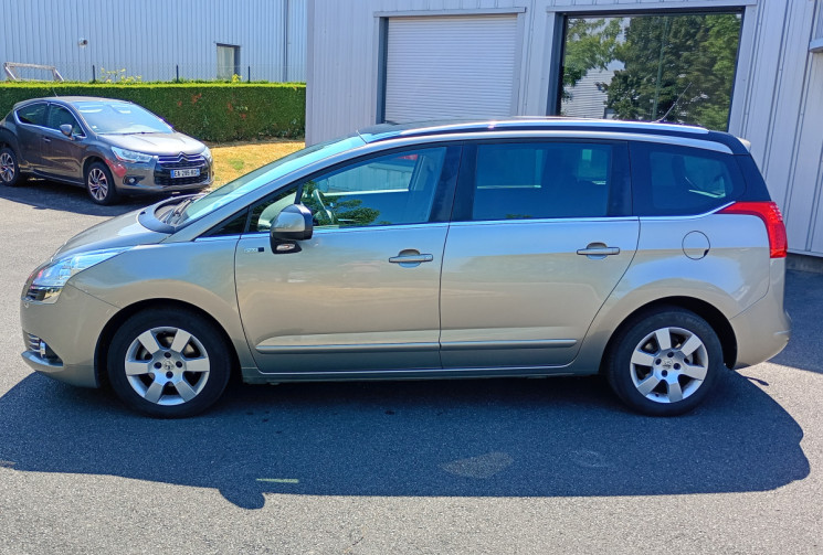 Peugeot 5008  STYLE 7 places 1,6 hdi 115ch + Attelage