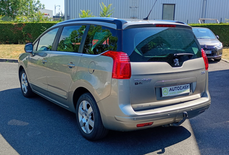 Peugeot 5008  STYLE 7 places 1,6 hdi 115ch + Attelage