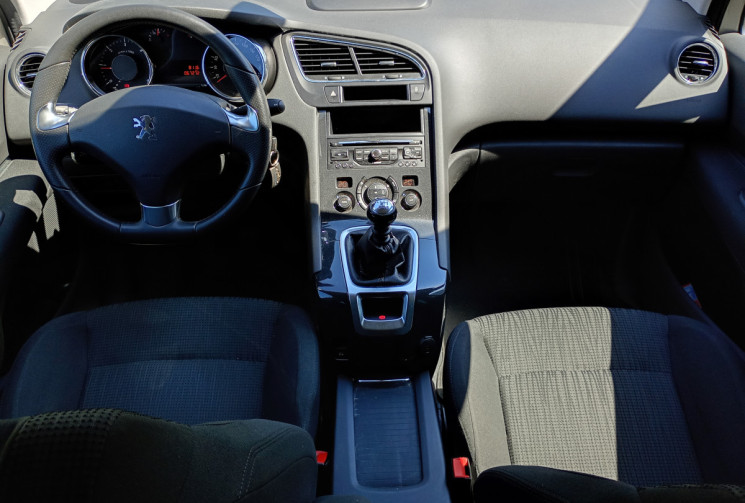 Peugeot 5008  STYLE 7 places 1,6 hdi 115ch + Attelage