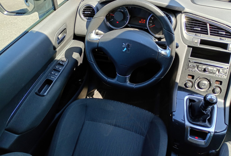 Peugeot 5008  STYLE 7 places 1,6 hdi 115ch + Attelage