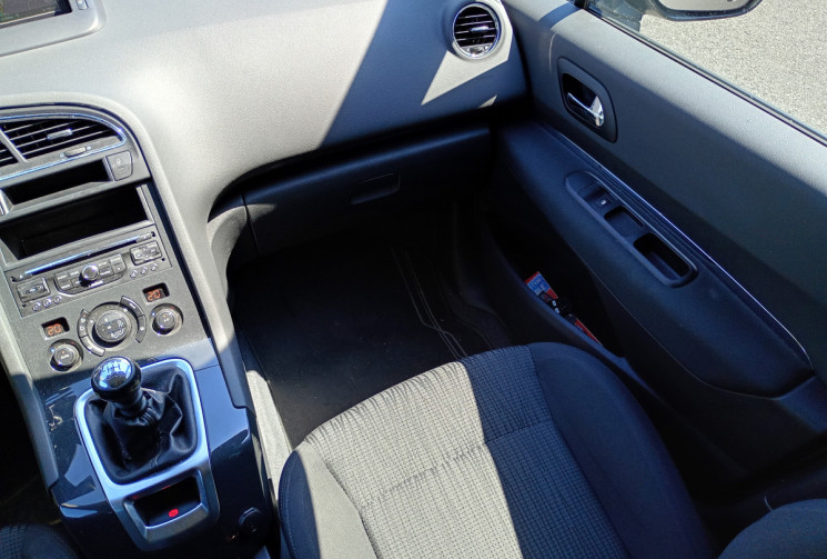 Peugeot 5008  STYLE 7 places 1,6 hdi 115ch + Attelage