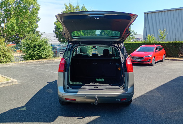 Peugeot 5008  STYLE 7 places 1,6 hdi 115ch + Attelage