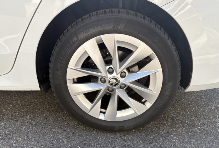 Skoda Octavia Combi 2.0 TDI 150 ch Style DSG7 / Attelage elec / 1ière main / Clim 3 zone