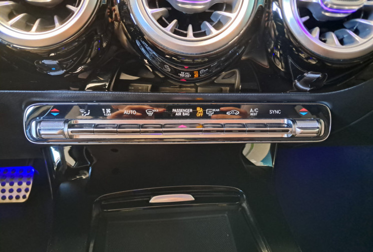 Mercedes Classe A 200 1.3 Ti 163 7G-DC  AMG LINE T / Toit ouvrant / Tête Haute / Sièges sport 