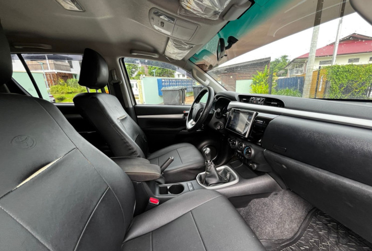 Toyota HILUX 2.4 Pickup double cabine AWD 150 cv // Peu kilométré // boite manuelle