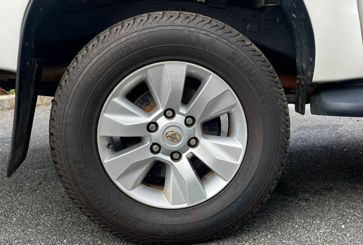 Toyota HILUX 2.4 Pickup double cabine AWD 150 cv // Peu kilométré // boite manuelle