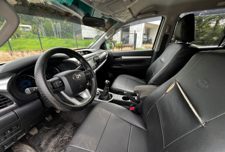 Toyota HILUX 2.4 Pickup double cabine AWD 150 cv // Peu kilométré // boite manuelle