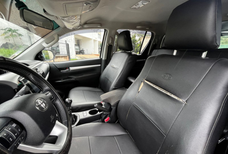 Toyota HILUX 2.4 Pickup double cabine AWD 150 cv // Peu kilométré // boite manuelle