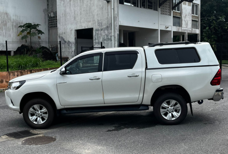 Toyota HILUX 2.4 Pickup double cabine AWD 150 cv // Peu kilométré // boite manuelle