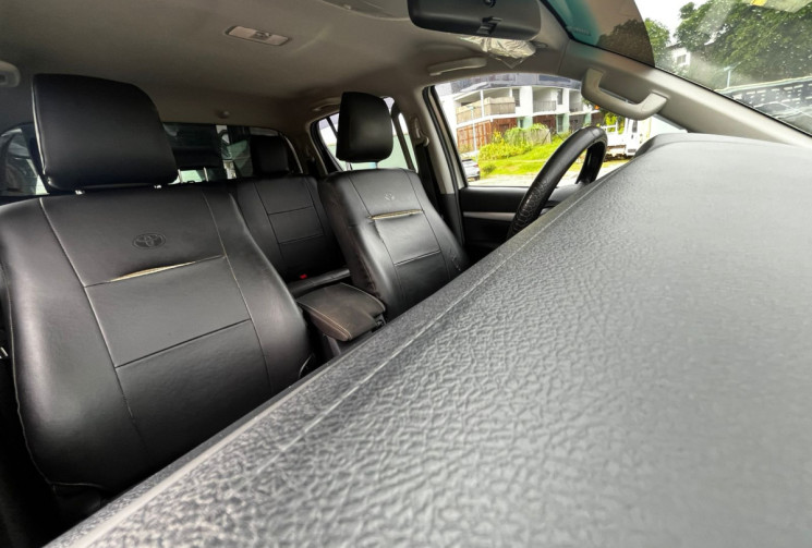Toyota HILUX 2.4 Pickup double cabine AWD 150 cv // Peu kilométré // boite manuelle
